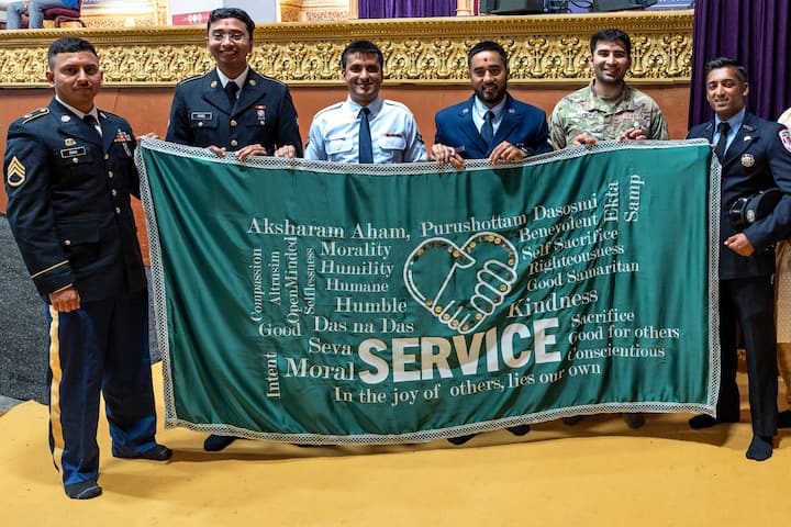 આ કાર્યક્રમમાં અનેકવિધ મહાનુભાવો જેવાં કે રોબિન્સવિલ ટાઉનશીપના મેયર શ્રી ડેવિડ ફ્રાઈડ, રોબિન્સવિલ ટાઉનશિપના પોલીસ વિભાગના મુખ્ય માઈકલ પોલાસ્કી, વેસ્ટ વિન્ડસર ટાઉનશિપના પોલીસ વિભાગના મુખ્ય રોબર્ટ ગારાપોલો, ન્યૂજર્સીના સાંસદ રોબર્ટ કારાબિંચક, ન્યુજર્સી બોર્ડ ઓફ પબ્લિક યુટિલિટી કમિશનર શ્રી ઉપેન્દ્ર ચિવુકુલા, ફીઝર્વના COO શ્રી ગાય ચિયારેલો અને તેમના પત્ની ડેનિસ, ફીઝર્વના CIO શ્રી ઉમાશંકર નિસ્તાલા, જેપી મોર્ગનના એક્ઝિક્યુટિવ ડિરેક્ટર શ્રી માર્ક ચિયારેલો અને તેમના પત્ની શ્રીમતી બ્રોગન ચિયારેલો, મેમોરિયલ સ્લોન કેટરિંગ કેન્સર સેન્ટરના પ્રતિષ્ઠિત સર્જનો ડો. પ્રમોદ સોગાની અને ડો. મનજીત સિંહ બેન્સ તેમજ  આંતરરાષ્ટ્રીય ખ્યાતિ પ્રાપ્ત પેથોલોજિસ્ટ શ્રીમતી નીતા દલાલ સાથે ડૉ. બકુલ દલાલ ઉપસ્થિત રહ્યા હતા.