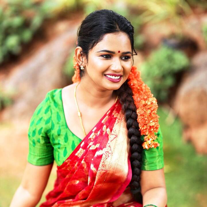 బిగ్ బాస్ బొల్డ్ బ్యూటీగా ఫుల్ క్రేజ్ సంపాదించుకుంది. Image Credit: Ariyana Glory/ Instagram