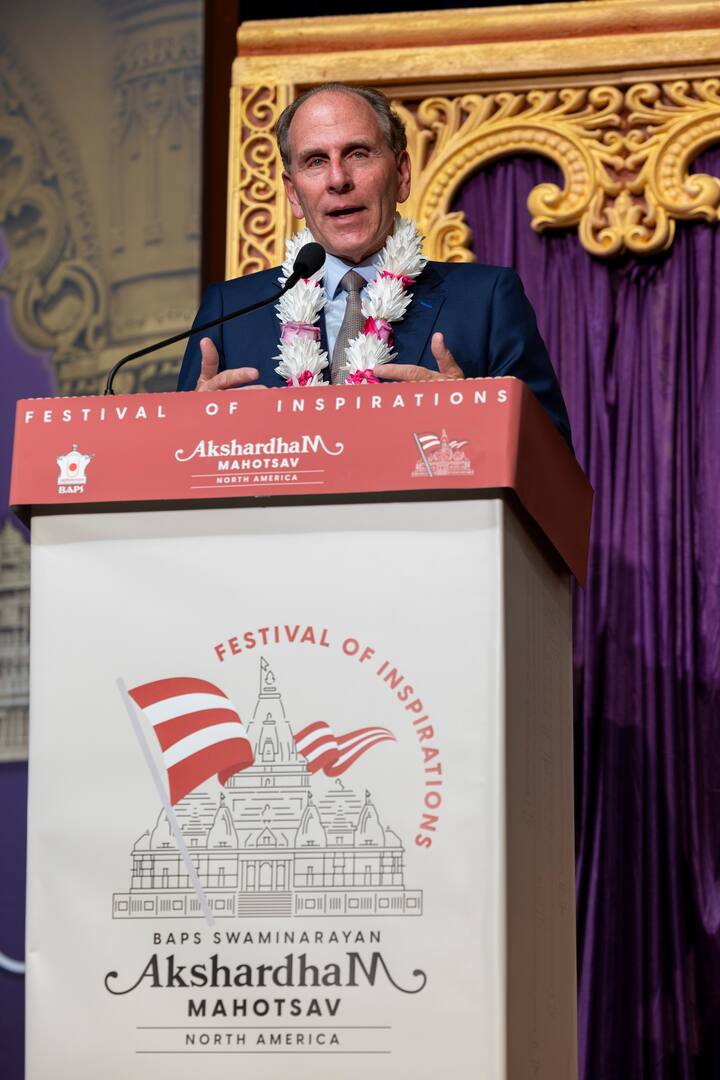 કાર્યક્રમમાં પોલીસ અધિકારીઓ, અગ્નિશામકદળના કર્મચારીઓ અને ચૂંટાયેલા પદાધિકારીઓ જેવા જાહેર સેવાઓમાં જોડાયેલ વ્યક્તિઓને તેઓની સેવાઓ માટે સન્માનિત કરવામાં આવ્યા હતા. BAPS દ્વારા મર્સર કાઉન્ટીની રેપિડ રિસ્પોન્સ પાર્ટનરશિપને કઠિન ઘટનાઓમાં સરાહનીય કામગીરી માટે $5,000 નું દાન આપવામાં આવ્યું હતું. આવી આવશ્યક સેવાઓમાં ફરજ બજાવતી વખતે પોતાનો જીવ ગુમાવનારા કર્મચારીઓના પરિવારોને નાણાકીય સહાય પૂરી પાડવા માટે સમર્પિત સંગઠન 200 ક્લબ ઓફ મર્સર કાઉન્ટીને પણ $5,000નું દાન BAPS દ્વારા આપવામાં આવ્યું હતું. કાર્યક્રમમાં પ્રવચનો અને સંવાદો દ્વારા સરળ પરંતુ દીર્ધકાલીન અસરો ઉપજાવનાર પ્રયાસો જેવા કે મતદાન, સ્વચ્છતા જાગૃતિ અંગે પણ ભાર મૂકવામાં આવ્યો હતો.