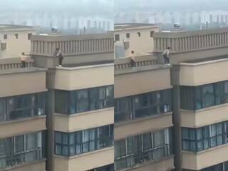 Viral Video: ਬਹੁਮੰਜ਼ਿਲਾ ਇਮਾਰਤ ਤੋਂ ਛਾਲ ਮਾਰਦੇ ਨਜ਼ਰ ਆਇਆ 7 ਸਾਲ ਦਾ ਬੱਚਾ, ਵੀਡਿਓ ਦੇਖ ਹੈਰਾਨ ਰਹਿ ਗਏ ਲੋਕ