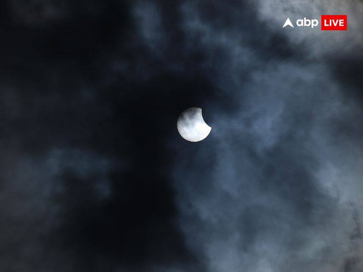 14 अक्टूबर को लगने वाला सूर्य ग्रहण भारत में दिखाई नहीं देगा इसलिए इसका सूतक काल मान्य नहीं होगा. सूतक काल ना माने जाने की वजह से यहां किसी भी तरह के पूजा-पाठ के कार्यों पर रोक नहीं लगेगी.