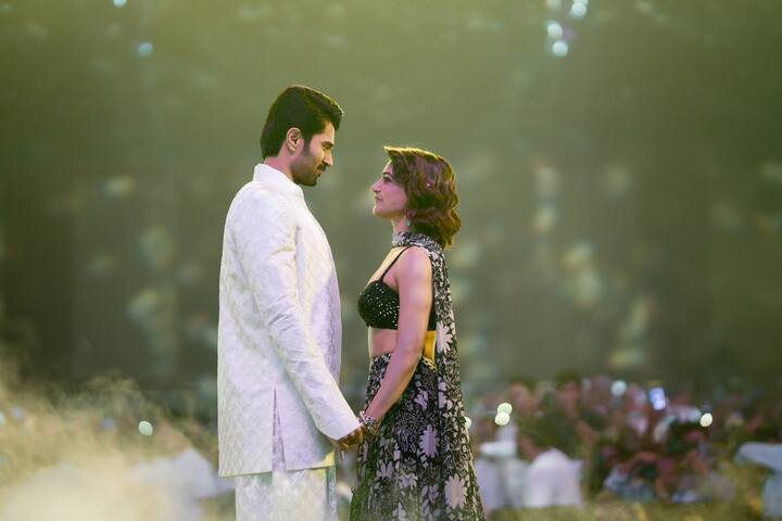 'ఖుషి' సినిమాలోని టైటిల్ సాంగ్ 'ఖుషి... నువ్వు కనపడితే! ఖుషి... నీ మాట వినపడితే' పాటకు విజయ్ దేవరకొండ, సమంత డ్యాన్స్ చేశారు.