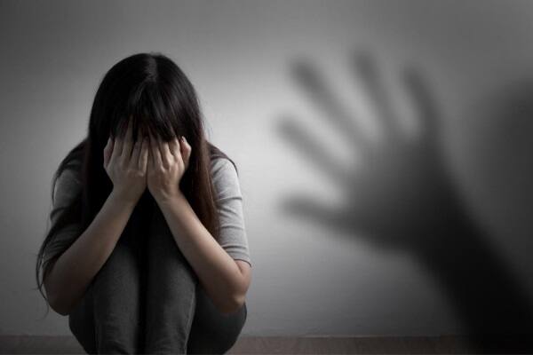 Sabarkantha Poshina Sadhuphalo School teacher did sexual harassment with peon daughter Crime News: શિક્ષક બન્યો હેવાન, મોં બંધ રાખવા માટે પીડિતાના પિતાને આપી રૂપિયાની ઓફર