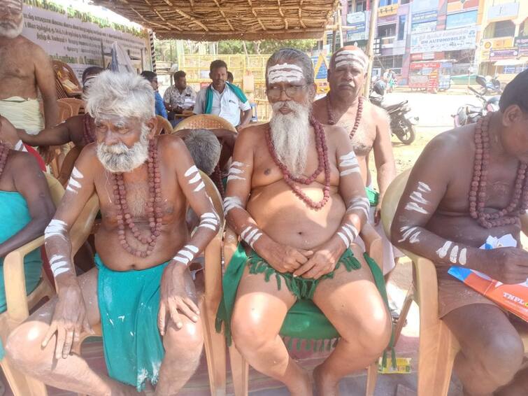 Farmers protest in Trichy wearing rudraksha garlands and bandanas TNN ருத்ராட்சம் அணிந்து, பட்டை போட்ட விவசாயிகள்...திருச்சியில் 20 நாட்களாக தொடரும் போராட்டம்