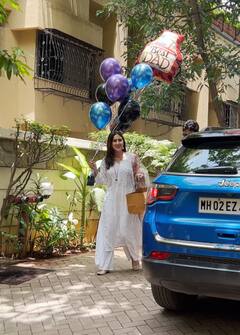 हाथ में बैलून और केक लिए अब्बा Saif Ali Khan का बर्थडे सेलिब्रेट करने Kareena Kapoor के घर पहुंचीं Sara Ali Khan