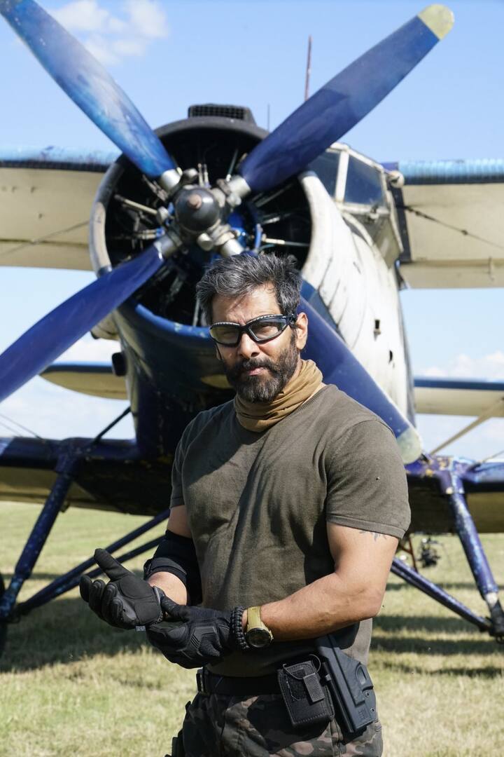 என்னை அறிந்தால் ரிலீஸிற்கு பின்னர், துருவ நட்சத்திரம் படத்தில் விக்ரம் நடிப்பதாக அறிவிக்கப்பட்டது. பின் பொருளாதார நெருக்கடியால் பல சிக்கல்கள் உருவானது.