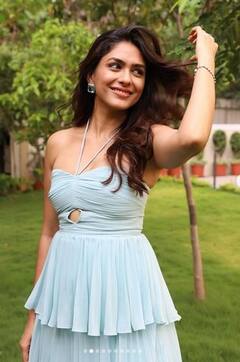 Mrunal Thakur: ਮ੍ਰਿਣਾਲਾ ਠਾਕੁਰ ਨੇ ਹੌਲਟਰ ਨੇਕ ਆਊਟਫਿਟ ਵਿੱਚ ਦਿਖਆਇਆ ਬੋਲਡ ਅੰਦਾਜ਼, ਪਿਆਰੀ ਮੁਸਕਰਾਹਟ ਦੇ ਦੀਵਾਨੇ ਹੋਏ ਫੈਨਜ਼