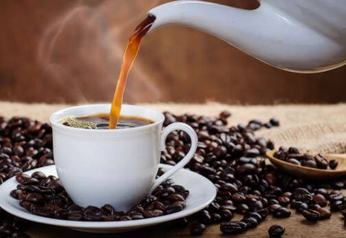Benefits Of Having Coffee In Morning : ਭਾਰਤੀ ਲੋਕ ਆਪਣੀ ਸਵੇਰ ਦੀ ਸ਼ੁਰੂਆਤ ਚਾਹ ਦੇ ਕੱਪ ਅਤੇ ਫਿਰ ਕੌਫੀ ਨਾਲ ਕਰਦੇ ਹਨ। ਜੇਕਰ ਸਵੇਰੇ ਉੱਠਣ ਤੋਂ ਬਾਅਦ ਇੱਕ ਕੱਪ ਸ਼ਾਨਦਾਰ ਕੌਫੀ ਜਾਂ ਚਾਹ ਮਿਲ ਜਾਵੇ ਤਾਂ ਦਿਨ ਪੂਰਾ ਹੋ ਜਾਂਦਾ ਹੈ। ਇੰਨਾ ਹੀ ਨਹੀਂ, ਲੋਕ ਸ਼ਾਮ ਨੂੰ ਦਫਤਰ ਦੇ ਕੰਮ 'ਚ ਰੁੱਝੇ ਹੋਣ 'ਤੇ ਵੀ ਆਪਣੇ ਸਾਥੀਆਂ ਨਾਲ ਕੌਫੀ ਜਾਂ ਚਾਹ ਪੀਣਾ ਪਸੰਦ ਕਰਦੇ ਹਨ।