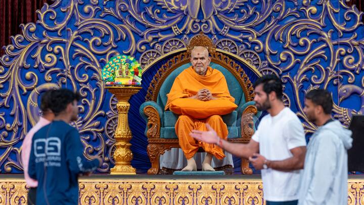 પરમ પૂજ્ય મહંતસ્વામી મહારાજે તેઓના આશીર્વચનમાં જણાવ્યું, “તમે ડૉક્ટર હોવ કે શિક્ષક, કોઈ પણ વ્યવસાયમાં શ્રેષ્ઠ બનવા તરફ લક્ષ્ય આપો. સામાન્ય ન બની રહો, પરંતુ સમાજનું ઉત્થાન કરે તેવી રીતે ઉત્કૃષ્ટ બનો.”