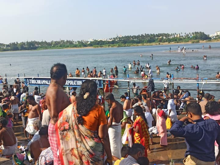 அவர்கள் காவிரி ஆற்றில் புனித நீராடி முன்னோர்கள் நினைவாக வழிபட்டு தர்ப்பணம் கொடுத்தனர்.