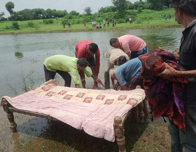 The dead body of a young man was found in a pond in Mahisagar Mahisagar: બે દિવસથી ગુમ યુવકનો તળાવમાંથી મળ્યો મૃતદેહ, હત્યા કે આત્મહત્યા અંગે ઘેરાયું રહસ્ય