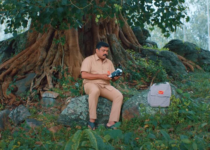 இந்த படத்தில் முக்கிய கதாபாத்திரத்தில் காளி வெங்கட் நடித்துள்ளார். இந்த படத்தில் இவர் ஒரு தாபல் காரர்ராக வருகிறார்