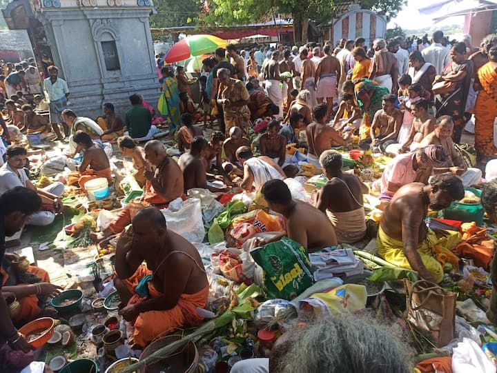 தாய், தந்தை, பாட்டனார், முப்பாட்டனார் என்று முன்னோர்களை நினைத்து அவர்களின் பெயர்களை கூறியும், நினைத்தும் புரோகிதர்கள் மூலம் எள், தர்ப்பண நீர், பிண்டம், அரிசி, வாழைக்காய், சாப்பாடு ஆகியவற்றையும் வைத்து வழிபட்டனர்.