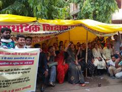 MP शिक्षक भर्ती परीक्षा के सफल ओबीसी परीक्षार्थियों ने भोपाल में शुरू किया प्रदर्शन, कांग्रेस ने समर्थन करते हुए सीएम से की ये मांग