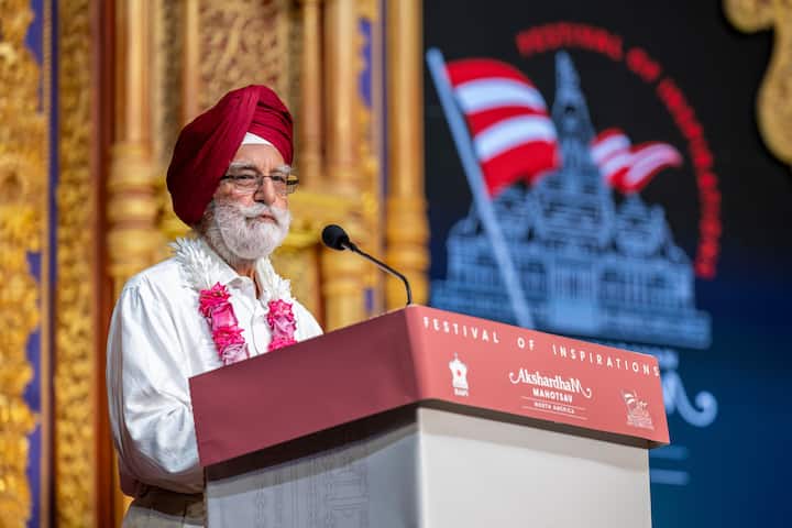 મેમોરિયલ સ્લોન કેટરિંગ અને કોર્નેલ કેન્સર સેન્ટર સાથે જોડાયેલા ડૉ. મનજીત સિંહ બેન્સે અક્ષરધામના ઉત્કૃષ્ટ સ્થાપત્યની સાથે તેના દ્વારા પ્રાપ્ત થતાં ગહન મૂલ્યો માટે પ્રશંસા કરી હતી. તેમણે જણાવ્યું કે અક્ષરધામ યુવાપેઢીમાં આદરં, ઉત્તરદાયિત્વ અને સામાજિક પ્રદાન જેવા મૂલ્યસિંચનમાં ખૂબ મહત્વનો ભાગ ભજવશે.