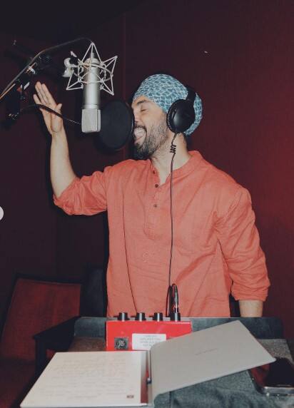 ਇਨ੍ਹਾਂ ਤਸਵੀਰਾਂ ਵਿੱਚ ਦਿਲਜੀਤ ਦਾ ਰੰਗਲਾ ਅੰਦਾਜ਼ ਨਜ਼ਰ ਆ ਰਿਹਾ ਹੈ। ਤੁਸੀ ਦੇਖ ਸਕਦੇ ਹੋ ਦਿਲਜੀਤ ਕਿਵੇਂ ਆਪਣੇ ਨਵੇਂ ਗੀਤ ਦੀ ਰਿਕਾਰਡਿੰਗ ਵਿੱਚ ਰੁੱਝੇ ਹੋਏ ਹਨ।