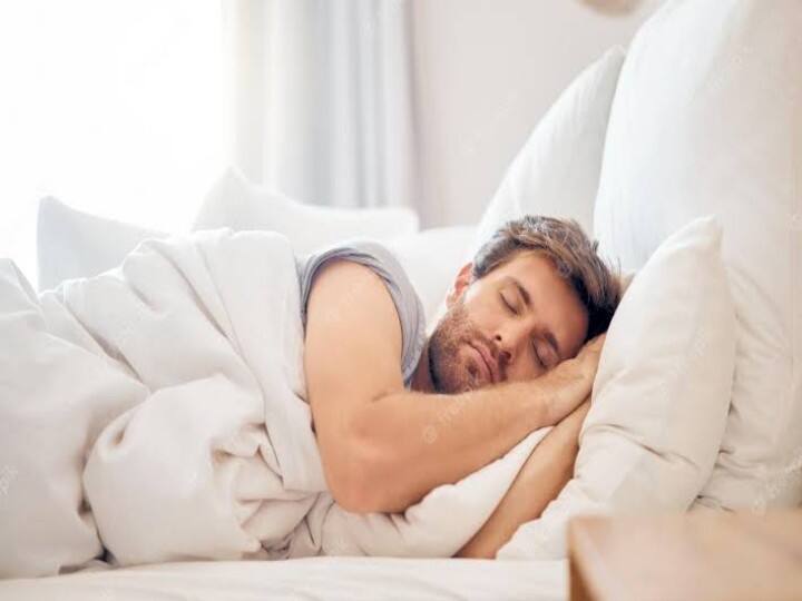 health tips do getting enough sleep on weekends can improve heart health study क्या आप भी पूरे हफ्ते की थकान सिर्फ एक दिन निकालते हैं, ऐसा करना आपके दिल की सेहत के लिए ठीक नहीं, जानें कैसे