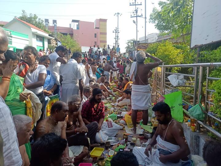 அங்குள்ள காவிரி அம்மன் கோவில் முன்பு விளக்கேற்றி வழிபட்டனர். இதேபோல் ஸ்ரீரங்கம் அம்மா மண்டபம் சாலையில் அமைந்துள்ள கருட மண்டபத்திலும் ஏராளமானோர் திரண்டு சிவாச்சாரியார்கள் மூலம் மறைந்த தங்களது முன்னோர்களுக்கு தர்ப்பணம் கொடுத்து வழிபட்டனர்.