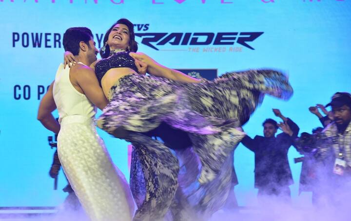 'ఖుషి మ్యూజికల్ కాన్సర్ట్'లో డ్యాన్స్ పెర్ఫార్మన్స్ లో భాగంగా సమంతను ఎత్తుకున్న విజయ్ దేవరకొండ