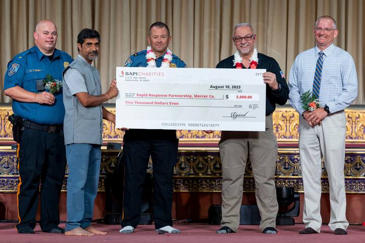 આ કાર્યક્રમમાં ઉપસ્થિત સૌએ આદર્શ નાગરિક તરીકે સમાજમાં જ્યારે પણ જરૂર પડે ત્યારે પ્રદાન કરવાની પોતાની પ્રતિબદ્ધતાને દ્રઢ કરી હતી. BAPS સ્વામિનારાયણ અક્ષરધામનું સર્જન પણ હજારો સ્વયંસેવકોએ એક ઉદાત્ત ધ્યેય માટે, નિ:સ્વાર્થ સેવાભાવના સાથે પોતાના સમય અને શક્તિ દ્વારા કરેલાં સમર્પણનું પ્રતીક છે.