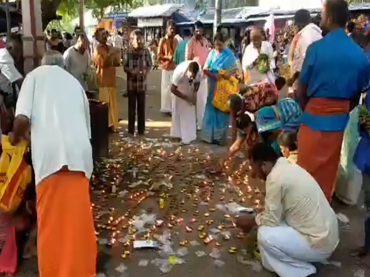 தேனியில் அமாவாசை திதி, தர்ப்பணம் செய்ய வந்த மக்கள்.அருவியில் குளிக்க தடையால் ஆற்றங்கரையோரத்தில் வழிபாடு