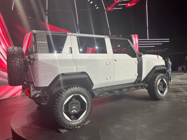 முன்னதாக, தார் ஈ காரை ரோட்டில் டெஸ்ட் ட்ரைவ் செய்யும் போது எடுக்கப்பட்ட புகைப்படங்கள் இணையதளத்தில் வைரல் ஆனது.