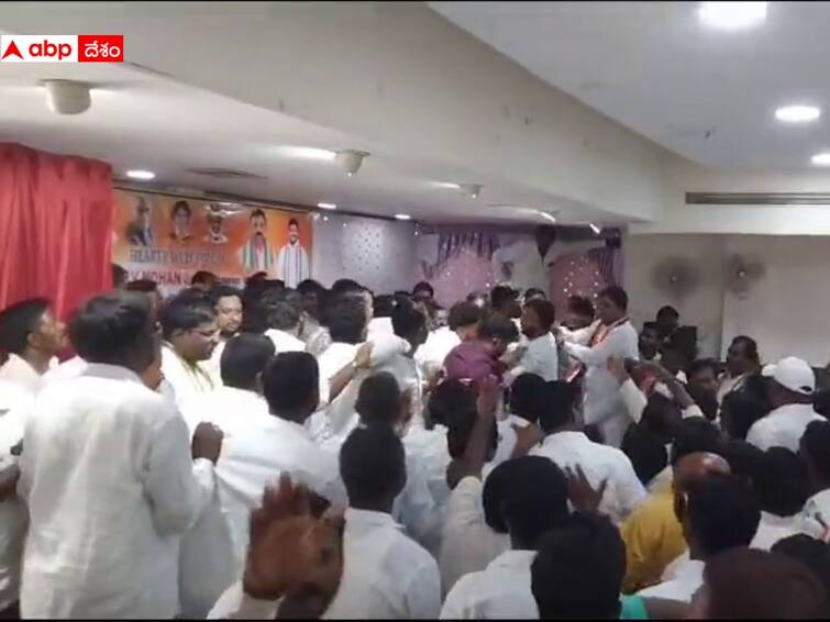 Chinnareddy Followers attacks Youth leader shivasena Reddy during Wanaparthy Congress meeting Congress Meeting: రసాభాసగా వనపర్తి కాంగ్రెస్ సమావేశం- యూత్ లీడర్ పై మాజీ మంత్రి చిన్నారెడ్డి వర్గీయుల దాడి
