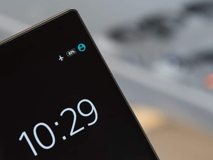 Why is it important to put your phone on airplane mode when flying know reason here प्लेन में फोन को Flight Mode पर नहीं रखने पर प्लेन क्रैश हो जाएगा, जानिए ये मोड क्या करता है