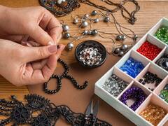 इन टिप्स से घर पर बनाएं स्टाइलिश इयररिंग्स