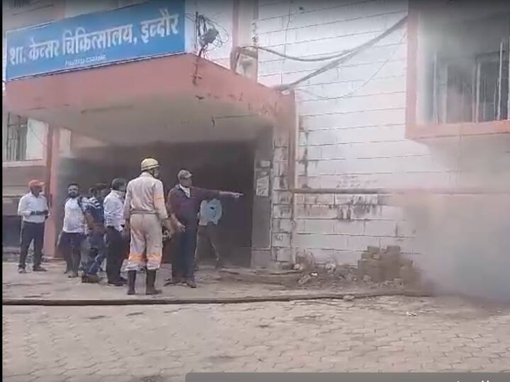 Indore Fire in Government Cancer Hospital Basement Due to Spark in Heating Machine ANN Indore Fire: इंदौर के सरकारी कैंसर अस्पताल में लगी आग, सिकाई मशीन से स्पार्क की आशंका