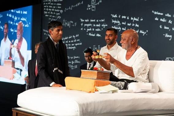 Rishi Sunak: મોરારી બાપુની રામ કથામાં પહોંચ્યા UK ના પીએમ ઋષિ સુનક, કહ્યું- હું વડા પ્રધાન નહીં, હિન્દુ બનીને આવ્યો છું