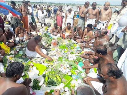 aadi Amavasai 2023 people pitru dosha parikaram in water resources Aadi Amavasai 2023: இன்று ஆடி அமாவாசை .. முன்னோர்களுக்கு தர்ப்பணம் கொடுக்க நீர்நிலைகளில் குவிந்த மக்கள்..!