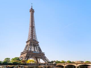 Eiffel Tower: सिक्योरिटी गार्ड से छुपकर एफिल टावर पर चढ़ गए दो पियक्कड़, सोते रहे पूरी रात, सुबह होते ही उड़े सबसे होश...