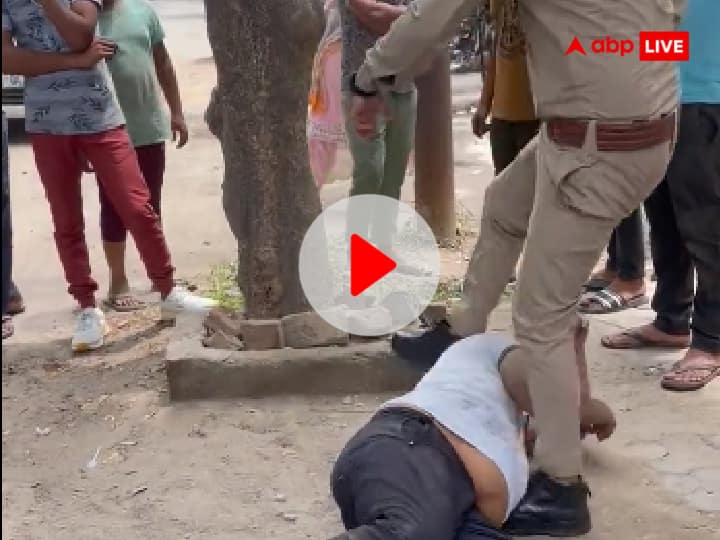 Ghaziabad constable thrashes man with kicks and punches video viral Watch: गाजियाबाद में सिपाही पर सवार खाकी की हनक, शख्स को लात-घूसों से बुरी तरह पीटा, वीडियो वायरल
