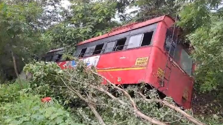 Buldhana Bus Accident steering of running bus got locked st bus overturned 25 passengers with students in bus Buldhana Accident : स्टेअरिंग लॉक होऊन चालू एसटी बस पलटी, अन् बसमध्ये 25 प्रवासी