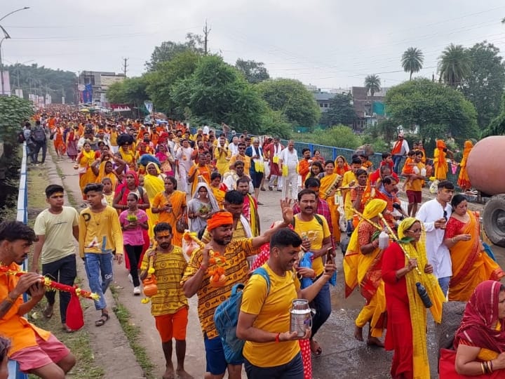 Lakhs of Shiva devotees joined Kanwar Yatra organised by Pandit Pradeep Mishra from sehore to kueshwar Dham ANN Sehore News: इंदौर-भोपाल राजमार्ग पर उमड़ा शिवभक्तों का सैलाब,पंडित प्रदीप मिश्रा ने निकाली कांवड़ यात्रा