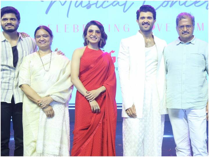 Vijay Devarakonda Family At Kushi Musical Concert Hyderabad : విజయ్ దేవరకొండ హీరోగా నటించిన సినిమా 'ఖుషి'. హైదరాబాద్‌లో మంగళవారం రాత్రి 'ఖుషి మ్యూజికల్ కాన్సర్ట్' జరిగింది. ఆ వేడుకలో దేవరకొండ ఫ్యామిలీ