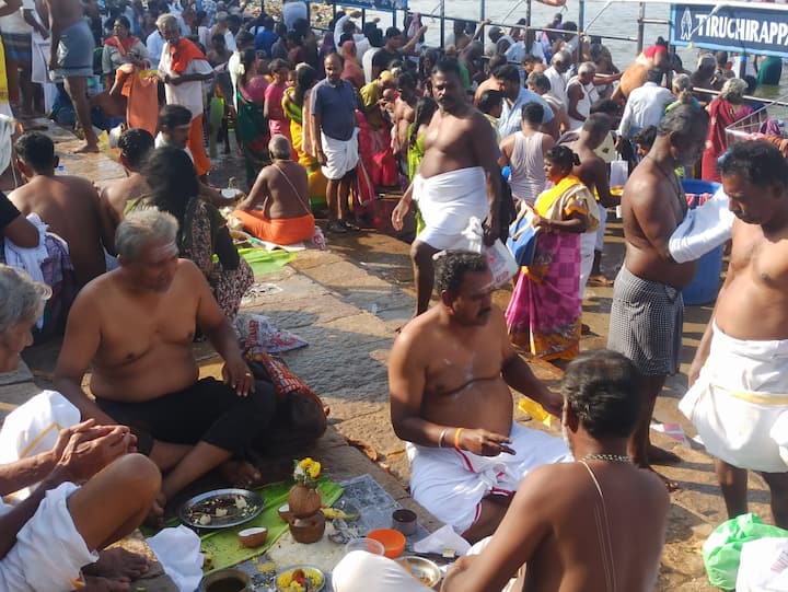 ஏராளமானோர் குவிந்ததால் ஒரே நேரத்தில் நூற்றுக்கும் மேற்பட்டோர்களை ஒரே இடத்தில் அமர வைத்து இந்த தர்ப்பணம் கொடுக்கும் நிகழ்ச்சி நடைபெற்றது.