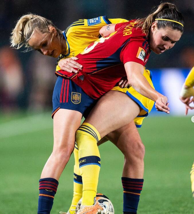 இருப்பினும் 81வது நிமிடத்தில் 19 வயதான ஸ்பெயின் வீராங்கனை சல்மா கோல் அடித்தார்