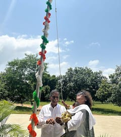 स्वतंत्रता दिवस पर दिखी राम चरण की बेटी की पहली झलक, Klin Kaara ने नाना-नानी के साथ फहराया तिरंगा, देखें तस्वीरें