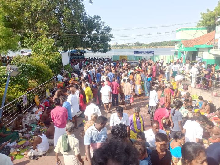 திருச்சி ஸ்ரீரங்கம் அம்மா மண்டபத்தில் ஆடி அமாவாசை தினத்தையொட்டி இன்று அதிகாலை முதலே ஆயிரக்கணக்கானோர் குவிந்தனர்.