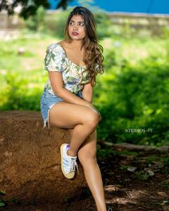 Rithu Chowdary: పొట్టి దుస్తుల్లో జబర్తస్త్ బ్యూటీ గ్లామర్ మెరుపులు