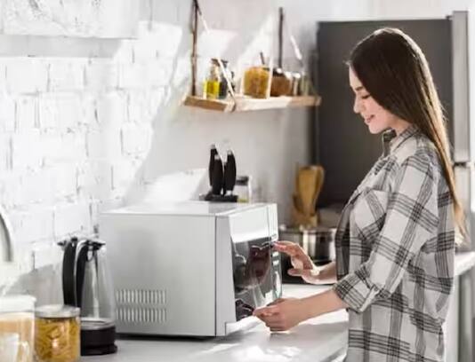 ਮਾਈਕ੍ਰੋਵੇਵ ਰੇਡੀਏਸ਼ਨ ਤੁਹਾਡੀਆਂ ਖਾਣ ਵਾਲੀਆਂ ਵਸਤੂਆਂ ਨੂੰ ਸਿੱਧੇ ਤੌਰ 'ਤੇ ਪ੍ਰਭਾਵਿਤ ਨਹੀਂ ਕਰਦੇ, ਸਗੋਂ ਉਹ ਭੋਜਨ ਦੇ ਅਣੂਆਂ ਨੂੰ ਤੇਜ਼ ਕਰਨ ਦੇ ਤਰੀਕੇ ਵਜੋਂ ਕੰਮ ਕਰਦੇ ਹਨ। ਜਦੋਂ ਇਹ ਮੋਲੀਕਿਊਲ ਸਪੀਡ ਹਾਸਲ ਕਰਦੇ ਹਨ, ਤਾਂ ਉਨ੍ਹਾਂ ਦੀ ਮੋਲਿਕਿਊਲਰ ਸਪੀਡ ਵਿਗੜ ਜਾਂਦੀ ਹੈ ਅਤੇ ਉਨ੍ਹਾਂ ਦੀ ਗਤੀ ਬਦਲ ਜਾਂਦੀ ਹੈ, ਜਿਸ ਕਾਰਨ ਉਨ੍ਹਾਂ ਦੀ ਗਰਮੀ ਵੱਧ ਜਾਂਦੀ ਹੈ।