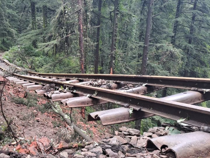Shimla-Kalka heritage railway track broken, land under the track washed away in landslide ANN Himachal Rain: रेलवे ट्रैक के नीचे की जमीन गायब, हवा में लटकी पटरियां, ऐसा लैंडस्लाइड देख सब रह गए हैरान
