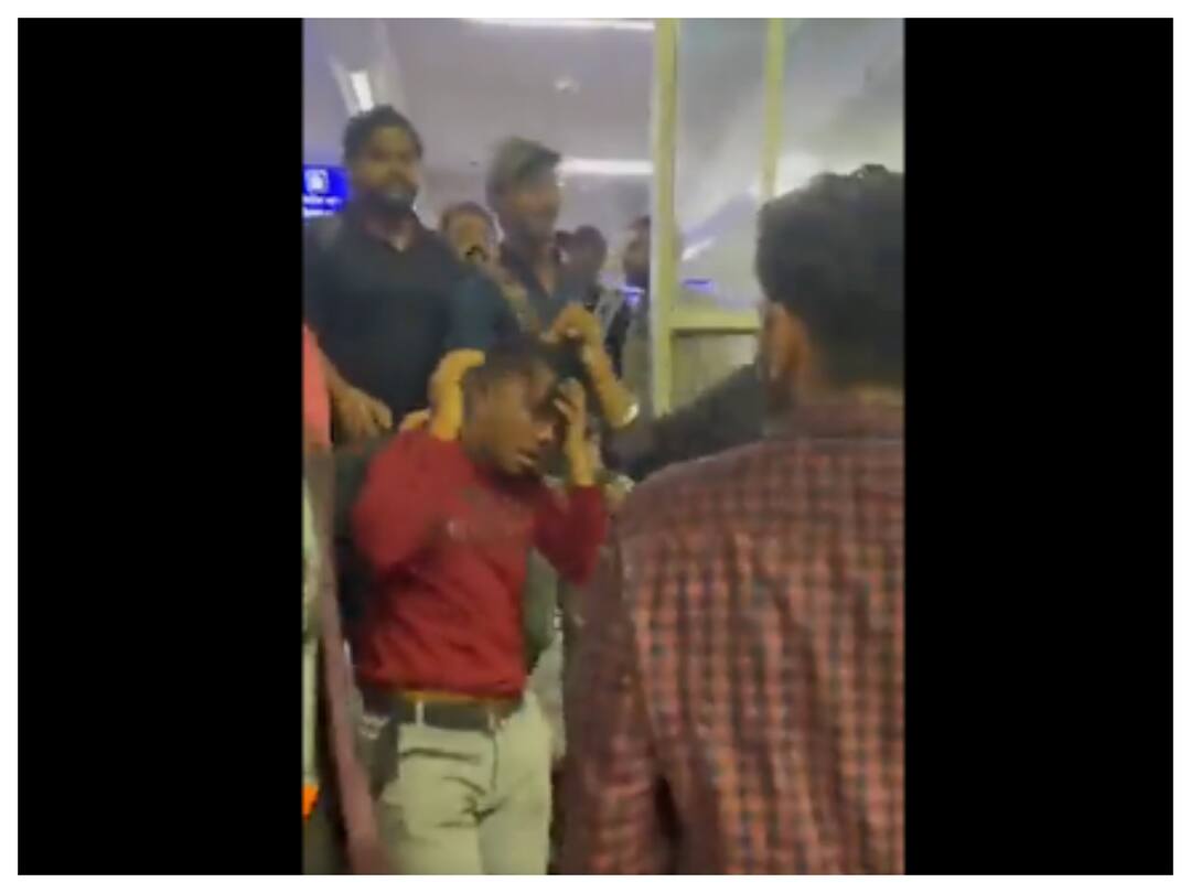 Maharashtra Muslim Boy Thrashed At Bandra Railway Station Amid 'Jai Shri Ram' Chants, Video Goes Viral Maharashtra: Muslim Boy Thrashed At Bandra Railway Station Amid 'Jai Shri Ram' Chants, Video Goes Viral