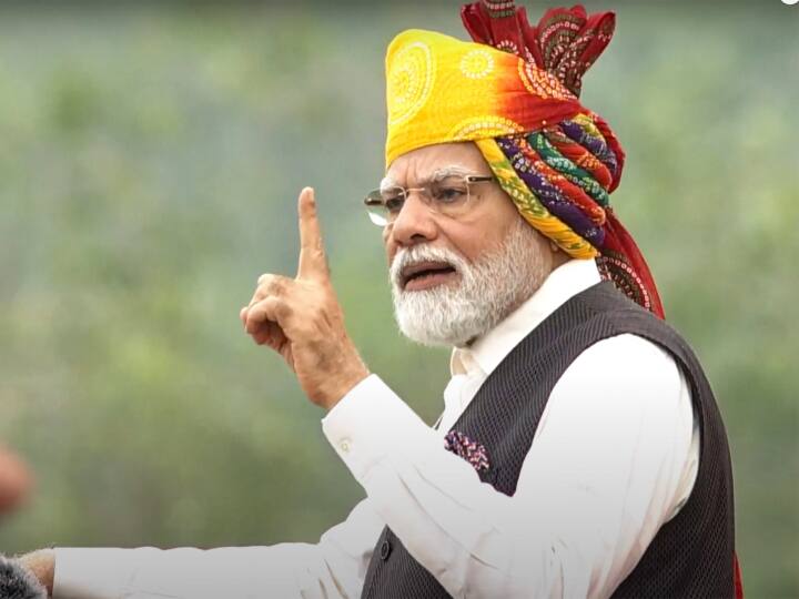 उन्होंने शीशे के बुलेटप्रुफ आवरण के बजाय खुले मंच से अपना यह संबोधन किया. विभिन्न उज्ज्वल गांवों के सरपंचों, मछुआरों, नर्सों और संसद भवन निर्माण समेत सेंट्रल विस्टा परियोजना से जुड़े कर्मियों समेत निर्माण श्रमिक इस मौके पर 1,800 ‘विशिष्ट अतिथियों’ में शामिल थे.