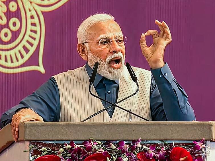 PM Modi Slam Opposition on Dynasticism in Independence Day Speech Opposition answer Independence Day 2023 : भाजपातील घराणेशाहीचं काय? मोदींच्या टीकेला विरोधकांचे उत्तर; घराणेशाहीवरून वार- पलटवार 