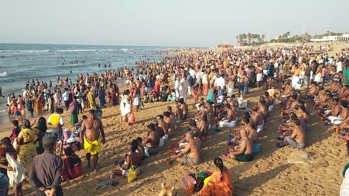 எள் , அன்னம்  கொண்டு வேத மந்திரங்கள் முழங்க முன்னோர்களுக்கு தர்ப்பணம் கொடுத்தனர்.