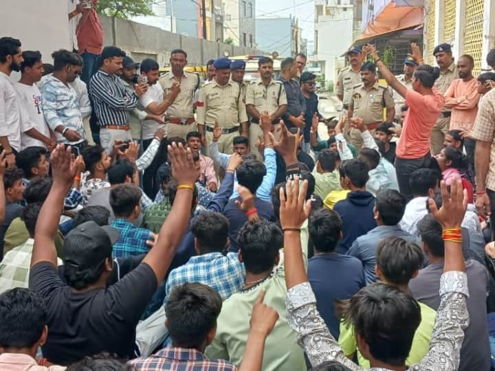 FIR Against Ujjain Private School Teachers over beating students for Jai Shree Ram Chants in Independence Day Parade ANN Ujjain: स्वतंत्रता दिवस परेड में 'जय श्रीराम' के नारे लगाने पर छात्रों से मारपीट, दो टीचर्स के खिलाफ केस दर्ज