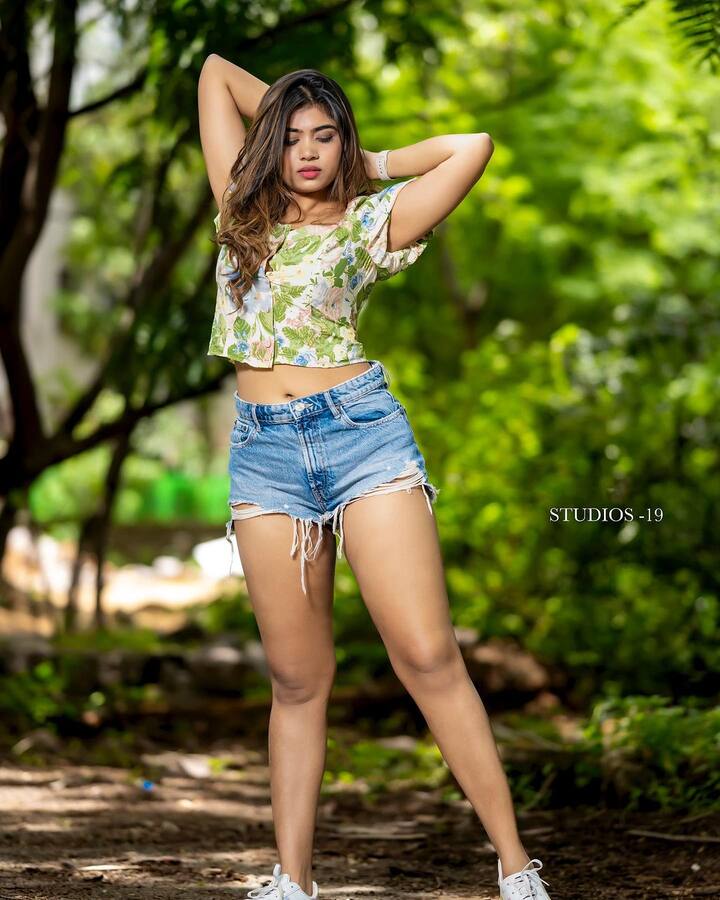 టీవీ సీరియల్స్ నుంచి ‘జబర్ధస్త్‘ షో లోకి ఎంట్రీ ఇచ్చింది.